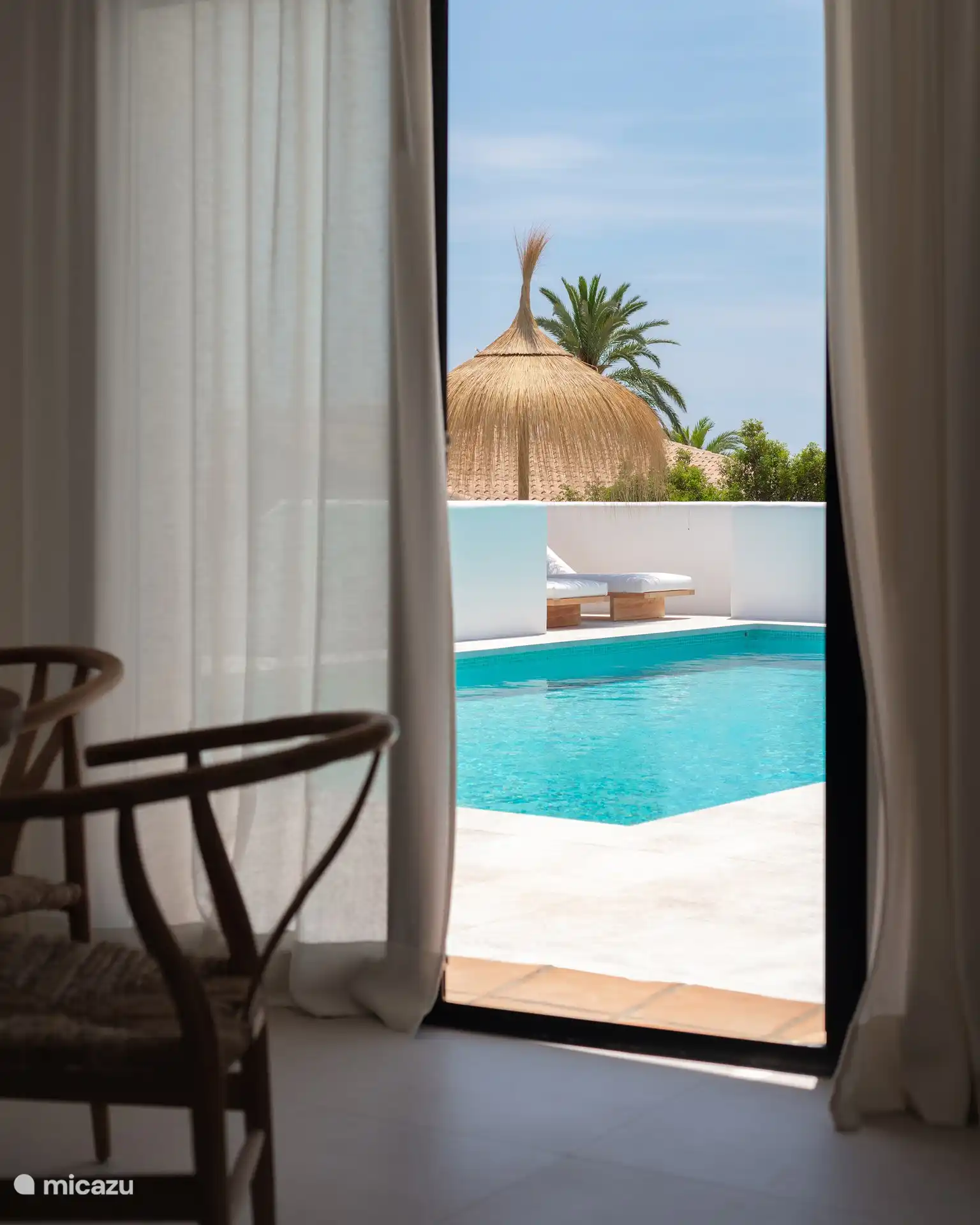 Vista a través de la piscina
