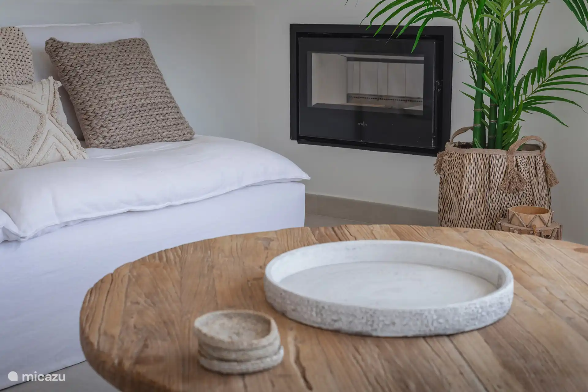 Sala de estar con estufa de leña