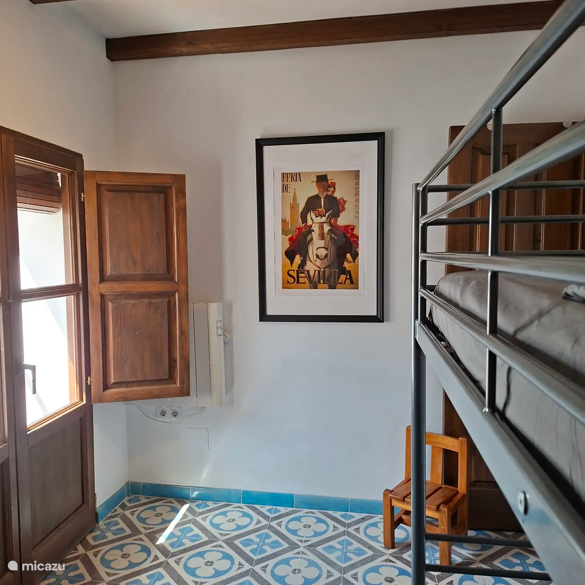 Slaapkamer met stapelbed en airconditioning