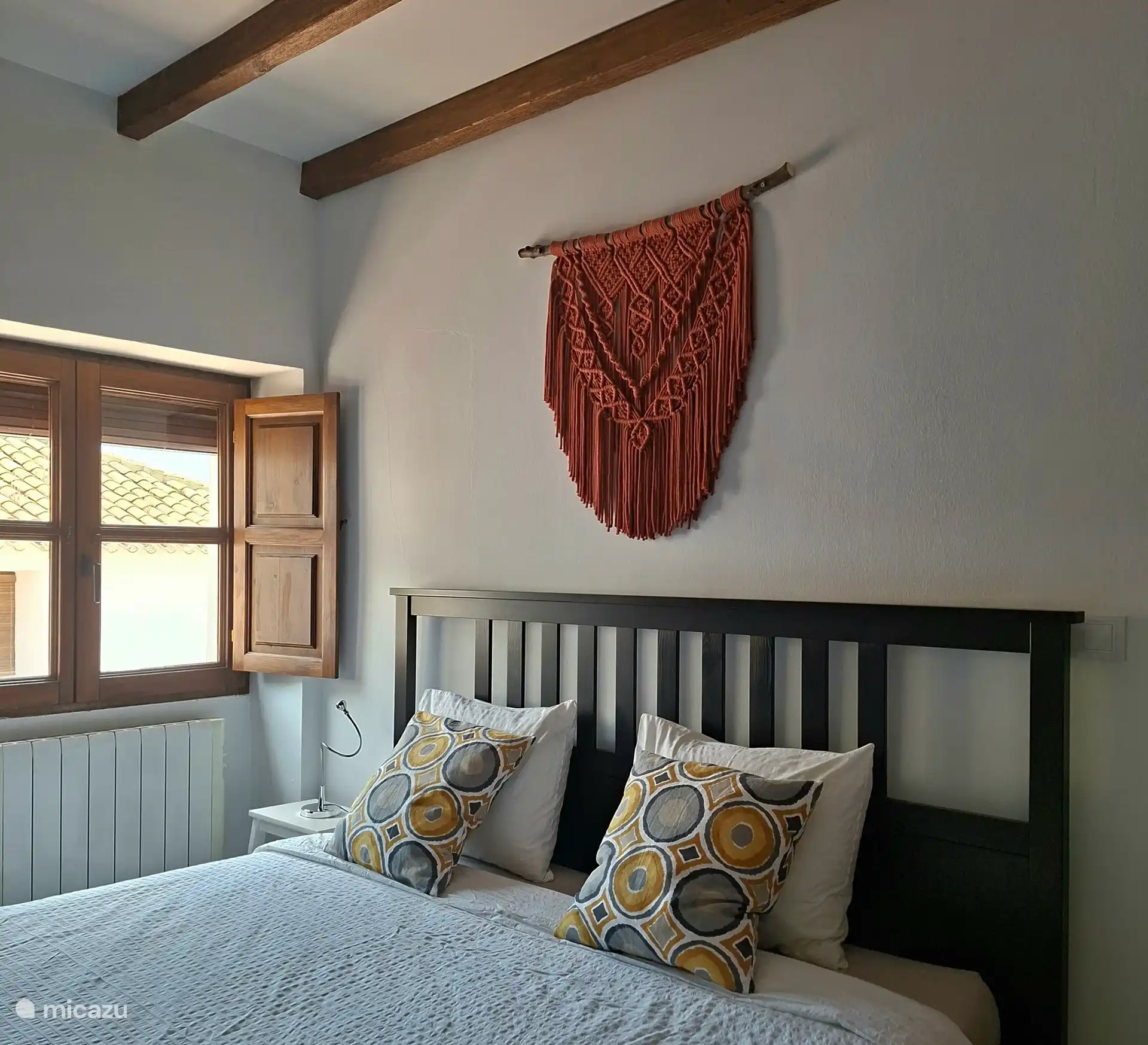 Tweepersoons slaapkamer met kingsize bed 180 x 200 en airconditioner