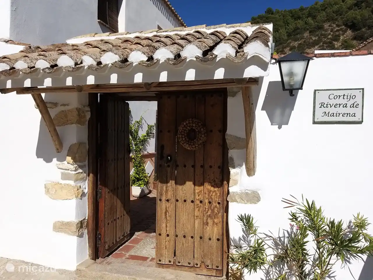 Oude poort ingang tot de binnenplaats