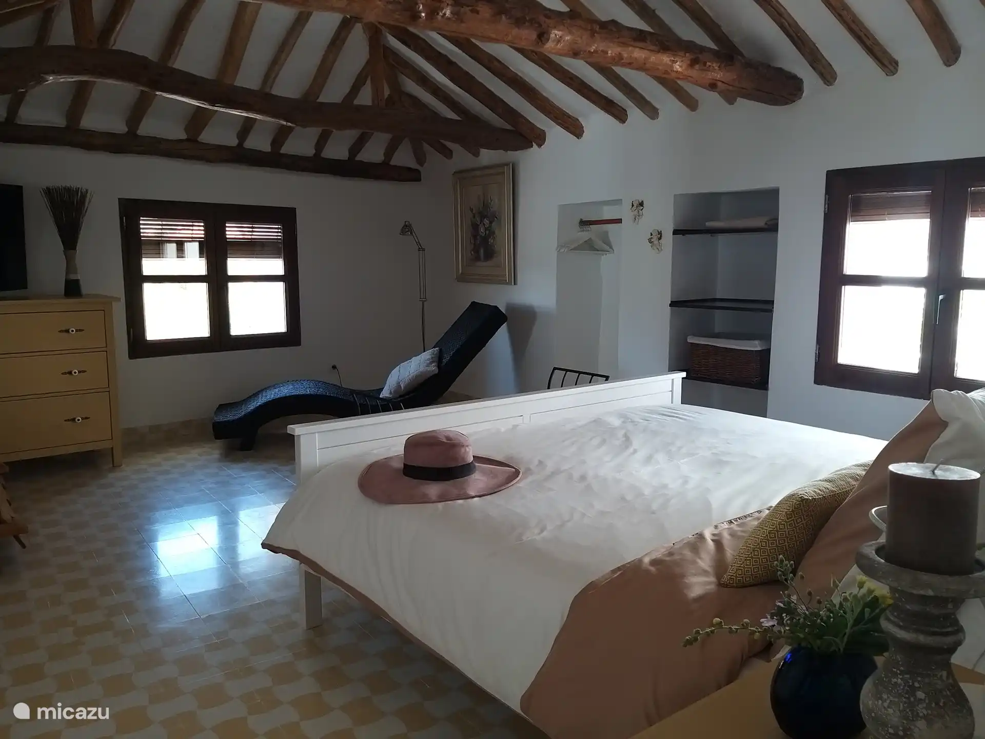 Grote tweepersoons slaapkamer met  airconditioning en kingsize bed 180 x 200 op de 1ste verdieping en suite badkamer.