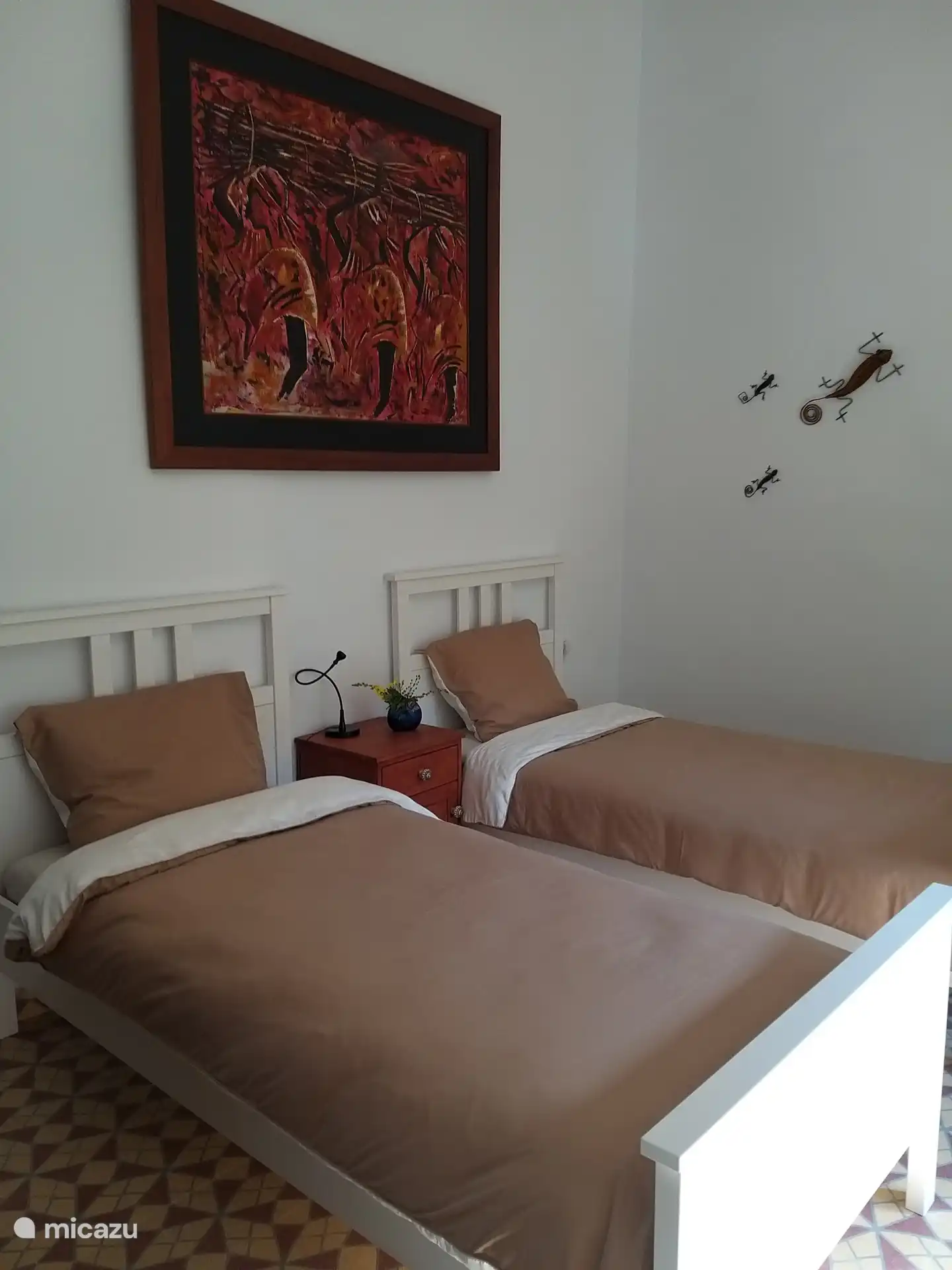 Tweepersoons slaapkamer met 2 enkele bedden.