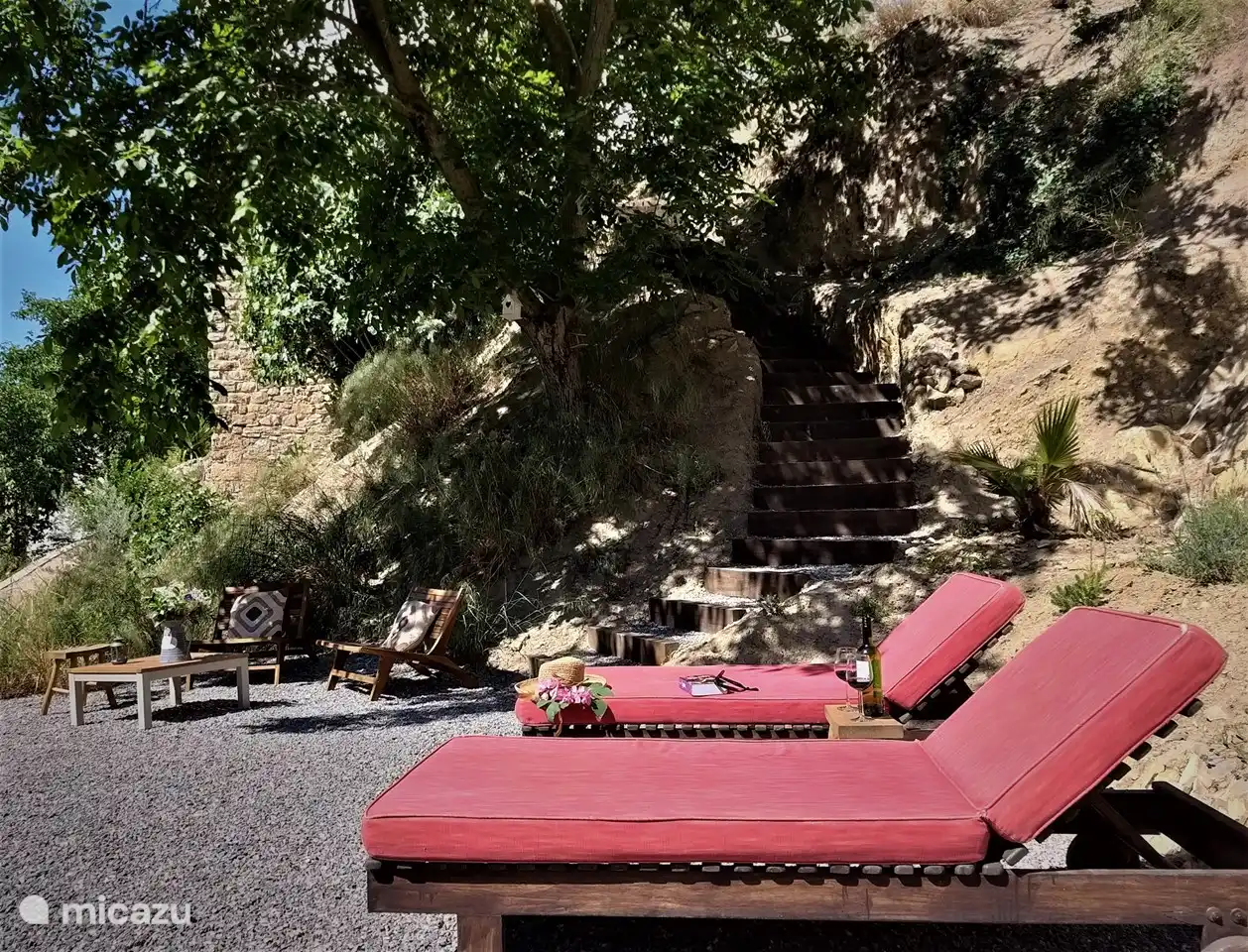 Het terras in de tuin met ligbedden
