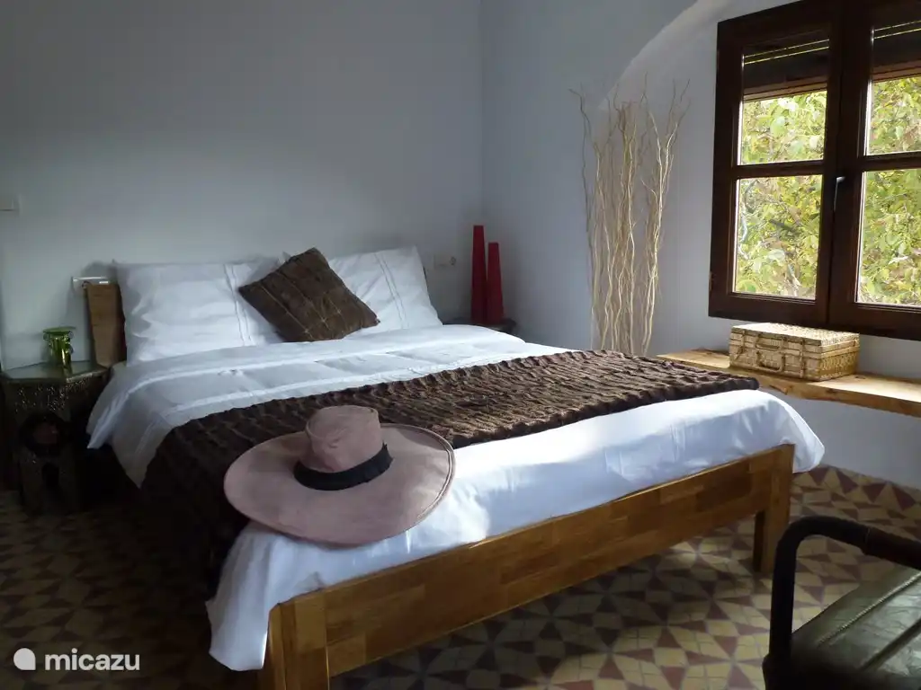 Tweepersoons slaapkamer met airconditioning en en suite badkamer op benedenverdieping.