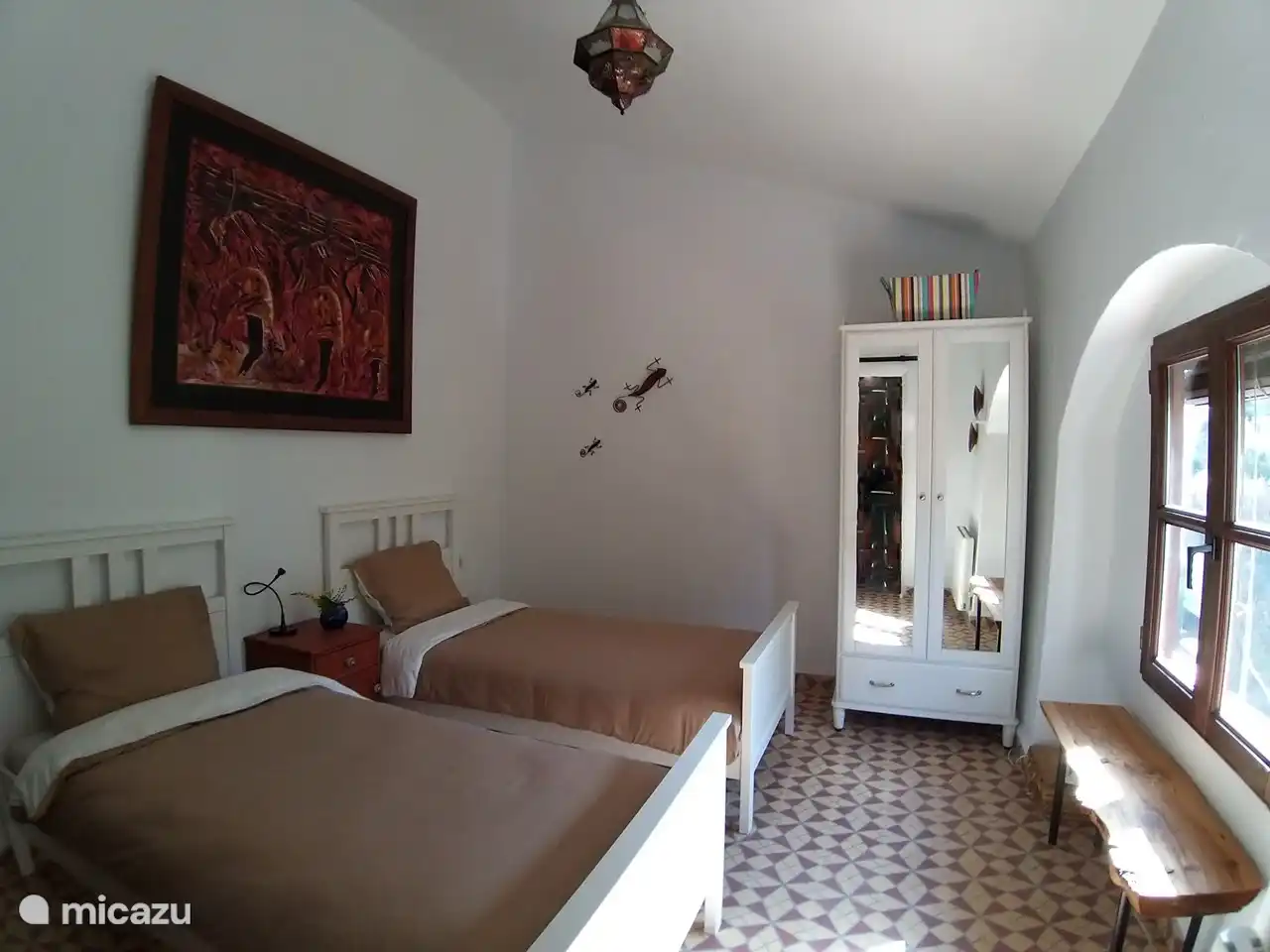 tweepersoons slaapkamer met airconditioning en en suite badkamers op de begane grond met 2 eenpersoonsbedden 