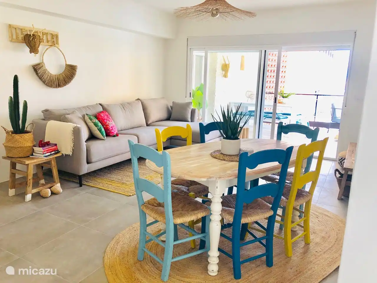 Le salon est cosy et chaleureusement décoré. le chauffage au sol traverse tout l'appartement. Nous avons également prévu la climatisation ici (chaque climatisation peut être réglée séparément !) La télévision à écran plat avec Tv Vlaanderen propose une large gamme de chaînes flamandes, mais aussi néerlandaises, pour enfants, musicales et françaises et anglaises.