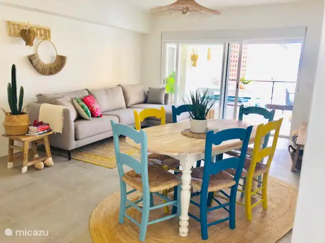 Vista Arenal * XL Terrasse et vue sur la mer | Espagne, Costa Blanca, Jávea - appartement Le salon est cosy et chaleureusement décoré. le chauffage au sol traverse tout l'appartement. Nous avons également prévu la climatisation ici (chaque climatisation peut être réglée séparément !) La télévision à écran plat avec Tv Vlaanderen propose une large gamme de chaînes flamandes, mais aussi néerlandaises, pour enfants, musicales et françaises et anglaises.