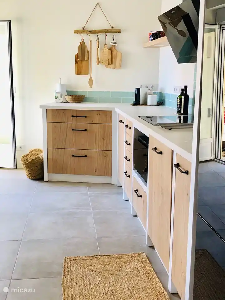 La cuisine dispose d'un plan de travail surélevé et est équipée de tout le confort (lave-vaisselle, grand frigo, congélateur, presse-agrumes, bouilloire, machine Nespresso, grille-pain, belle vaisselle...