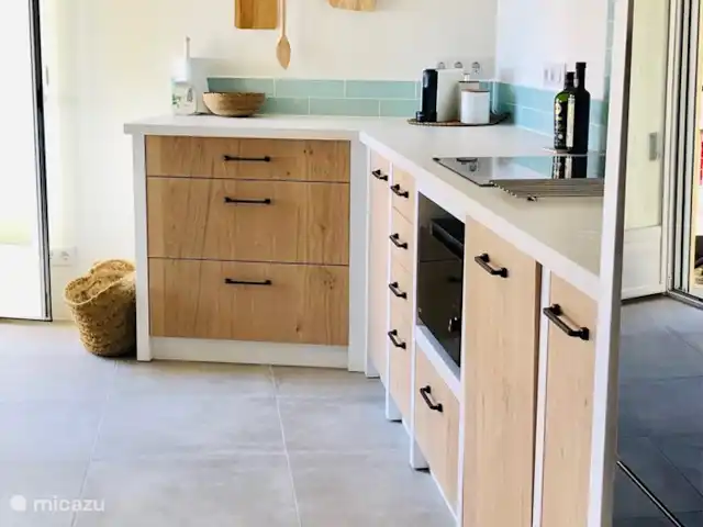 Vista Arenal * XL Terrasse et vue sur la mer | Espagne, Costa Blanca, Jávea - appartement La cuisine dispose d'un plan de travail surélevé et est équipée de tout le confort (lave-vaisselle, grand frigo, congélateur, presse-agrumes, bouilloire, machine Nespresso, grille-pain, belle vaisselle...