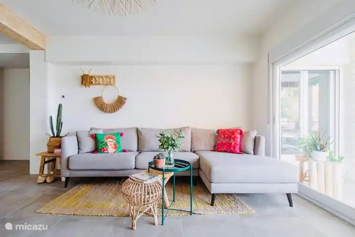 L'espace de vie est lumineux et spacieux, en partie grâce à la grande fenêtre coulissante qui s'ouvre sur la grande terrasse... 