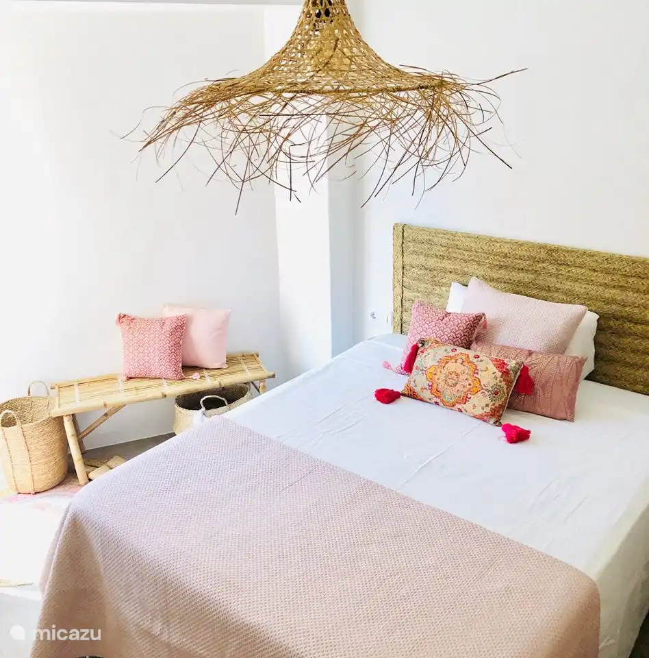 Chambre 1 avec lit double (160 x 200) dispose d'un grand placard intégré, climatisation, fenêtre avec moustiquaire et volet roulant. Les matelas sont d'excellente qualité (40 cm de hauteur) et nous proposons différents modèles d'oreillers