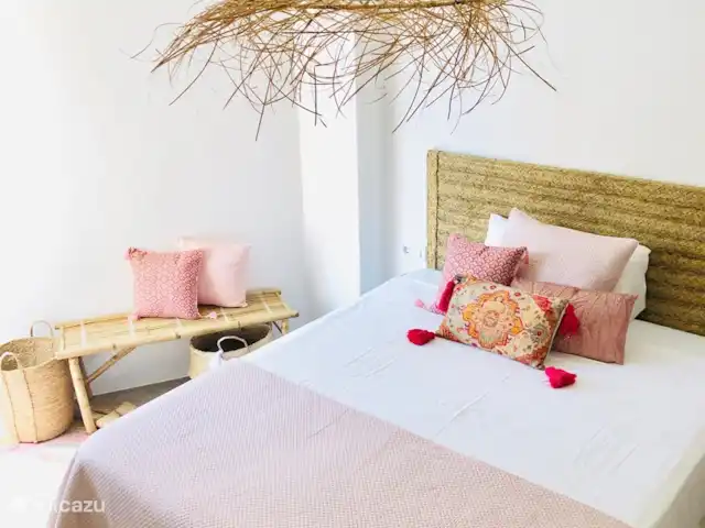 Vista Arenal * XL Terrasse et vue sur la mer | Espagne, Costa Blanca, Jávea - appartement Chambre 1 avec lit double (160 x 200) dispose d'un grand placard intégré, climatisation, fenêtre avec moustiquaire et volet roulant. Les matelas sont d'excellente qualité (40 cm de hauteur) et nous proposons différents modèles d'oreillers