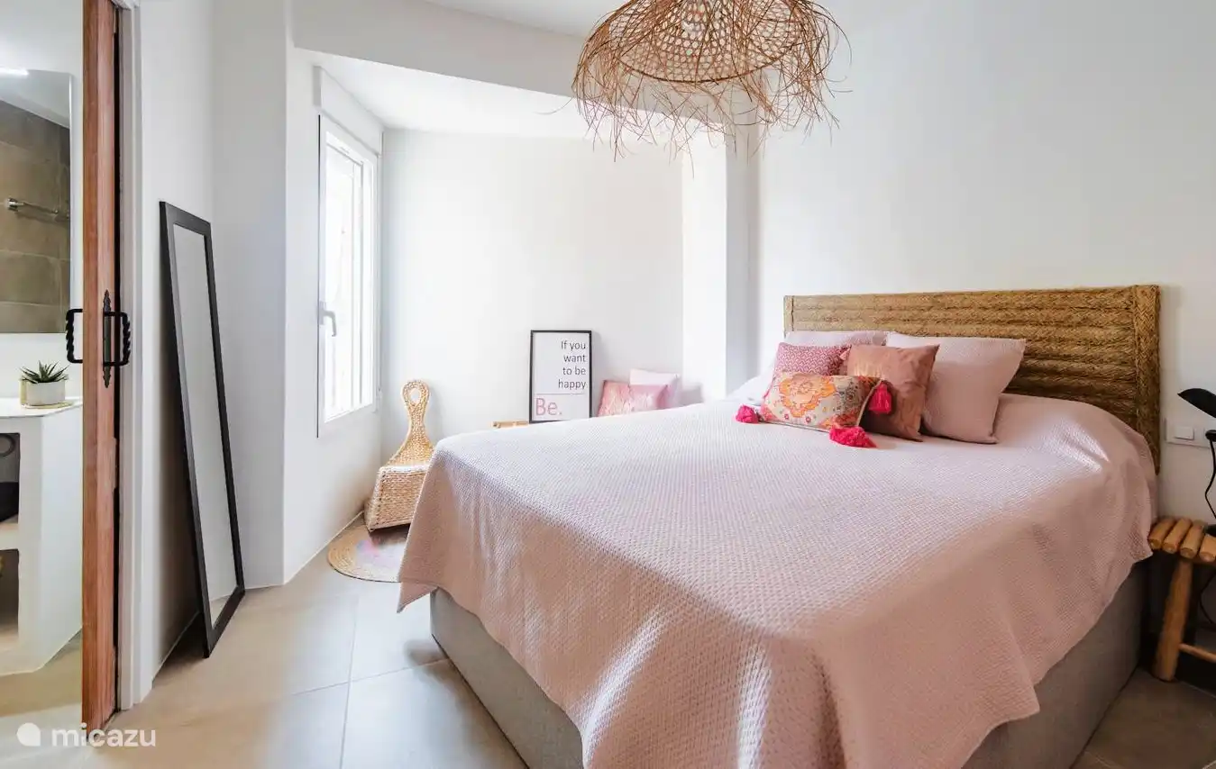 Chambre 1 - à gauche vous voyez l'accès à la salle de bain (porte coulissante)