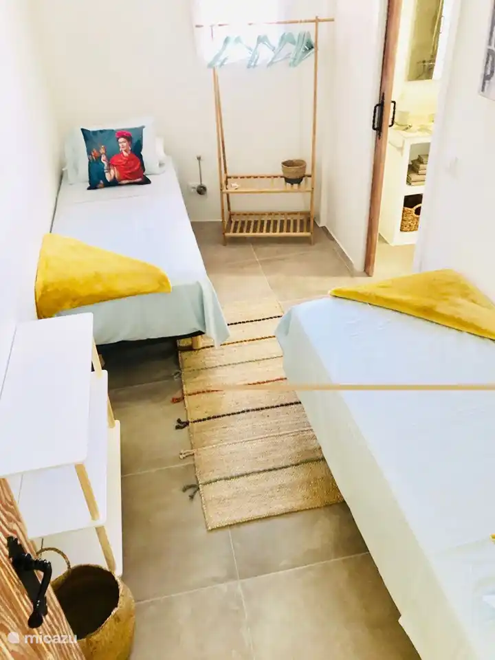 La chambre 2 dispose de 2 lits séparés, de la climatisation, de rangements, d'une fenêtre avec moustiquaire et de la climatisation.
Les lits mesurent 80 x 200 cm, différents modèles d'oreillers sont disponibles et la hauteur du matelas est de 40 cm.