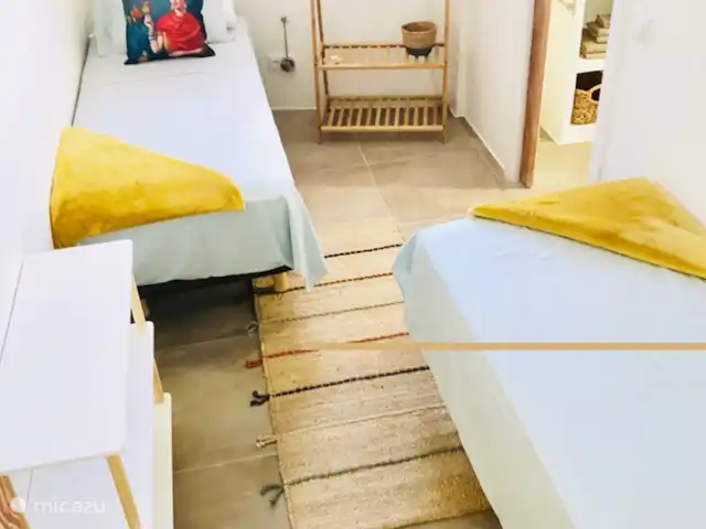 Vista Arenal * XL Terrasse et vue sur la mer | Espagne, Costa Blanca, Jávea - appartement La chambre 2 dispose de 2 lits séparés, de la climatisation, de rangements, d'une fenêtre avec moustiquaire et de la climatisation.
Les lits mesurent 80 x 200 cm, différents modèles d'oreillers sont disponibles et la hauteur du matelas est de 40 cm.