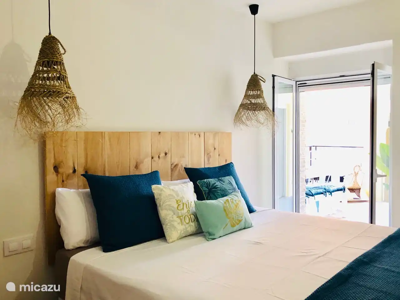 La chambre 3 (chambre principale) dispose d'un lit double de 180 x 210 avec un matelas à ressorts, d'un espace de rangement suffisant, de la climatisation, d'une fenêtre coulissante sur la terrasse avec moustiquaire et volet roulant
Ici aussi, nous avons opté pour un magnifique matelas (hauteur 40 cm.) et différents modèles d'oreillers.