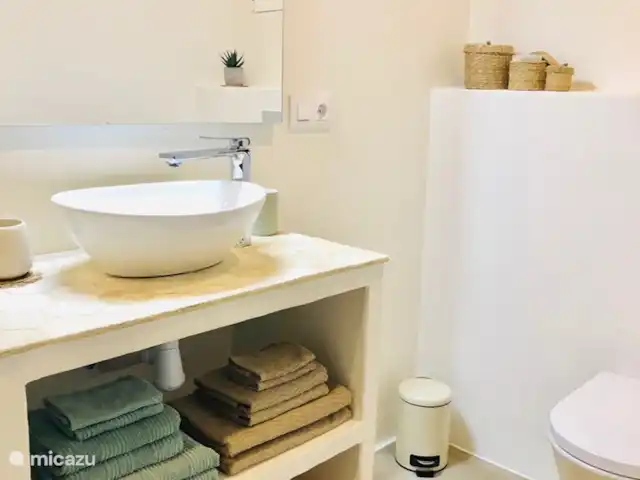 Vista Arenal * XL Terrasse et vue sur la mer | Espagne, Costa Blanca, Jávea - appartement La salle de bain attenante de la chambre 3 dispose d'une spacieuse douche à l'italienne, vasque avec grand miroir, toilettes, rangements suffisants, ventilation, sèche-serviettes...