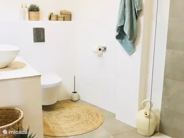 Vista Arenal * XL Terrasse et vue sur la mer | Espagne, Costa Blanca, Jávea - appartement La salle de bain attenante de la chambre 3 dispose d'une spacieuse douche à l'italienne, vasque avec grand miroir, toilettes, rangements suffisants, ventilation, sèche-serviettes...
