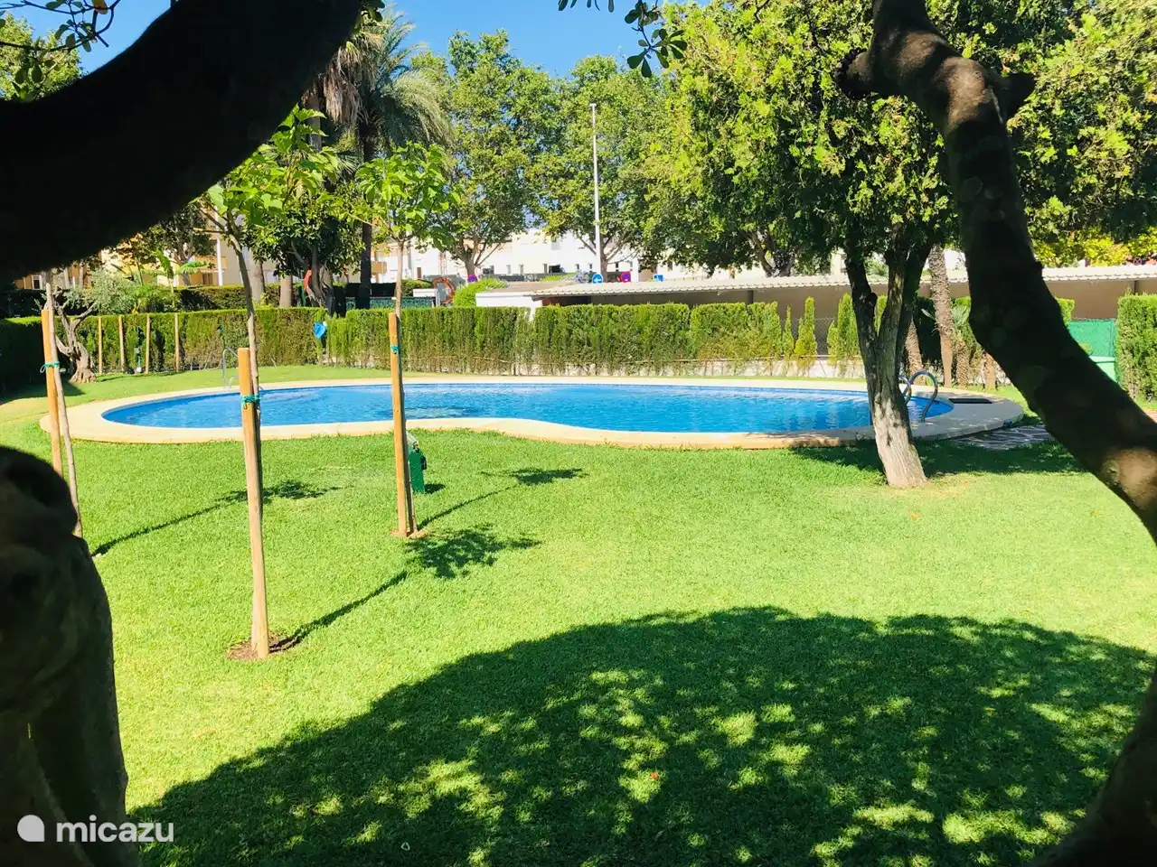 La piscine est entourée d'un vaste espace de bronzage et dispose également d'une douche extérieure. L'espace extérieur est entretenu quotidiennement par le gardien.