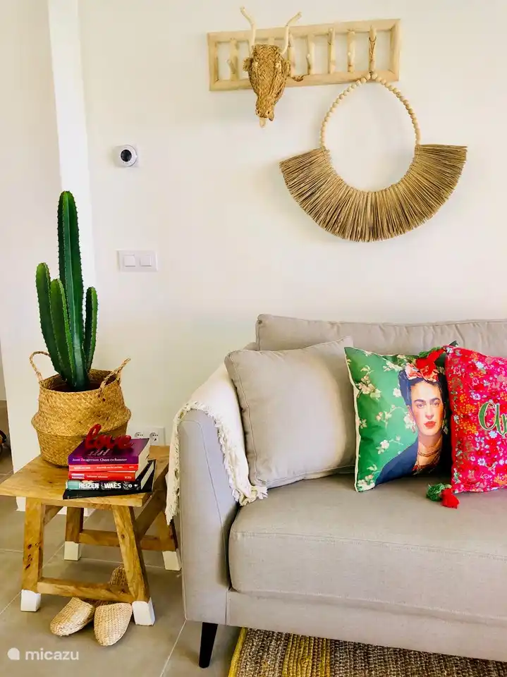 Détail de l'espace de vie. Un grand nombre de livres en néerlandais sont à votre disposition dans le logement... 