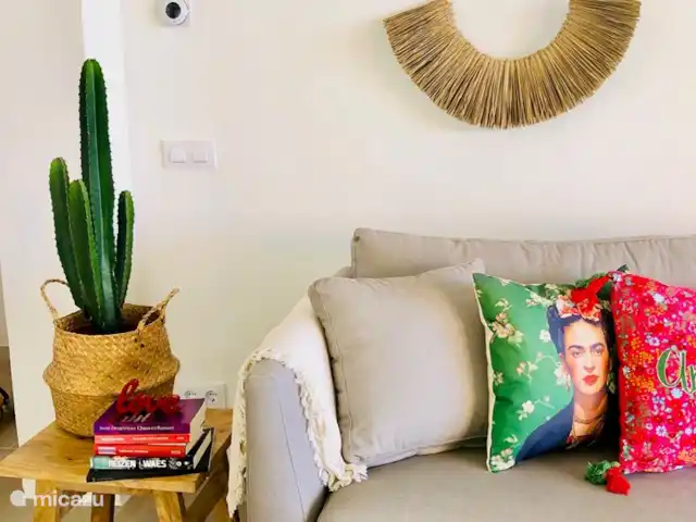 Vista Arenal * XL Terrasse et vue sur la mer | Espagne, Costa Blanca, Jávea - appartement Détail de l'espace de vie. Un grand nombre de livres en néerlandais sont à votre disposition dans le logement...