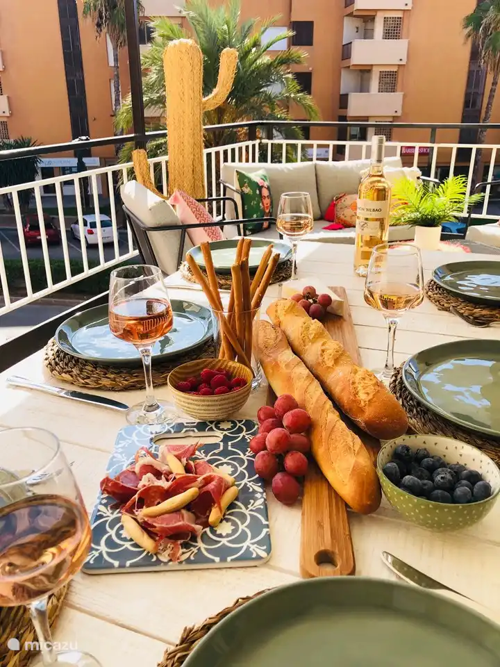 La terrasse est très spacieuse et dégage une agréable atmosphère d'Ibiza. La décoration a été choisie avec soin - ici aussi...