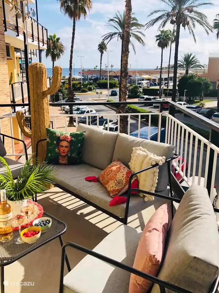 Profitez de la terrasse ensoleillée ! Le boulevard Arenal, très animé, est tout près... 