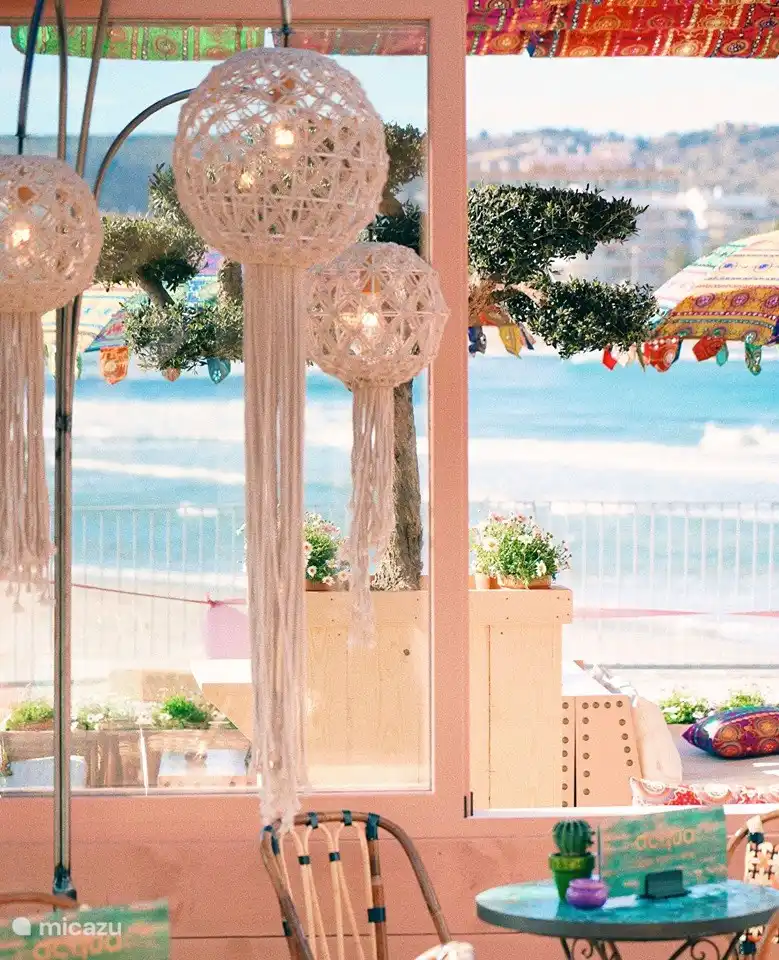 Le boulevard est animé avec des bars confortables et de bons restaurants. De nombreux restaurants sont également ouverts pendant les mois d’hiver et l’atmosphère est vraiment chaleureuse