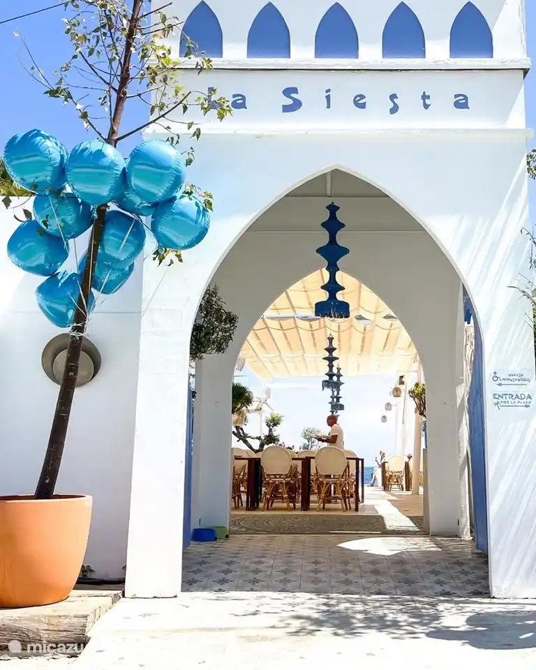 Cette tente d'été est située entre le boulevard Arenal et le port. A environ 20 minutes à pied du logement... 