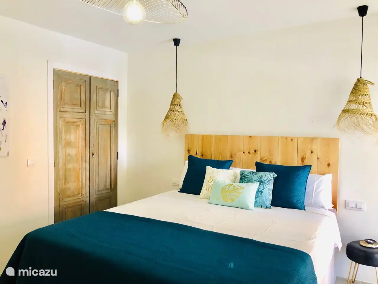 La chambre principale dispose d'un lit de 180x210 avec un matelas de haute qualité. La salle de bain attenante. De plus, il y a plus qu'assez d'espace de rangement, la climatisation, une grande fenêtre avec accès à la terrasse, moustiquaire, volet roulant...