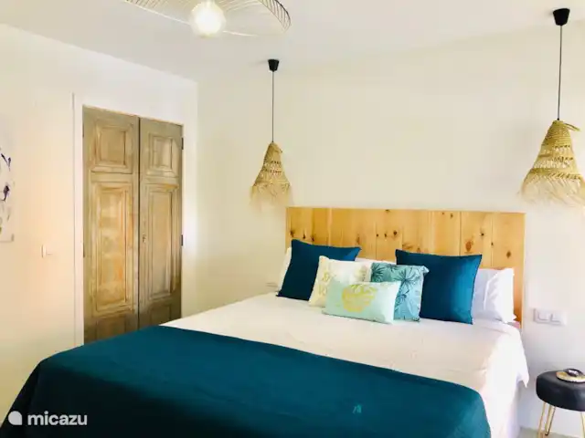 Vista Arenal * XL Terrasse et vue sur la mer | Espagne, Costa Blanca, Jávea - appartement La chambre principale dispose d'un lit de 180x210 avec un matelas de haute qualité. La salle de bain attenante. De plus, il y a plus qu'assez d'espace de rangement, la climatisation, une grande fenêtre avec accès à la terrasse, moustiquaire, volet roulant...