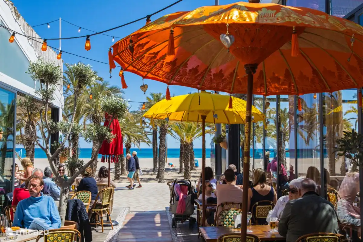 Le long du boulevard Arenal, vous trouverez également cette « rue de Champagne » de la confortable « Chabada ». Vous profitez toujours d’une brise marine et tout sur le menu est agréable :-) (à 3' à pied de l’appartement) 