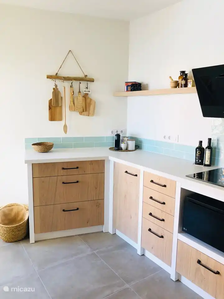 La cuisine a été conçue par nous et est équipée de tout le confort. (lave-vaisselle, bouilloire, grille-pain, micro-ondes, grand frigo, grand congélateur, presse-agrumes, plaques vitrocéramiques...)