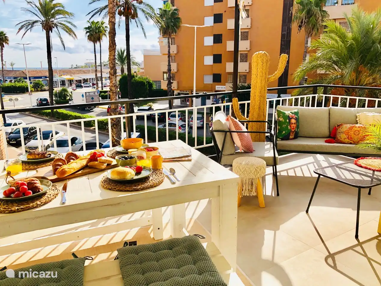 Le balcon est très spacieux, en forme de L et offre une belle vue mer. Il y a aussi un salon, une table à manger spacieuse, un étendoir, des lits pliants et un auvent.