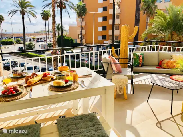 Vista Arenal * XL Terrasse et vue sur la mer | Espagne, Costa Blanca, Jávea - appartement Le balcon est très spacieux, en forme de L et offre une belle vue mer. Il y a aussi un salon, une table à manger spacieuse, un étendoir, des lits pliants et un auvent.