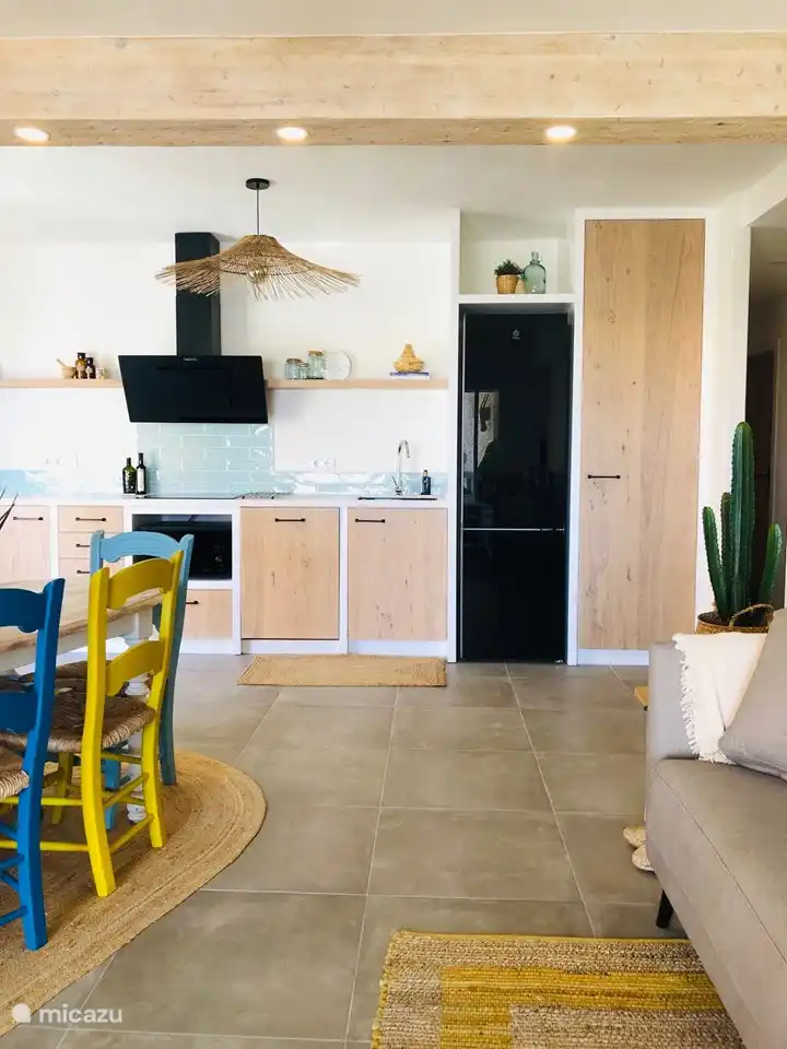 Dans le placard à l'extrême droite, vous trouverez une machine à laver et à sécher. Dans le débarras, il y a un étendoir à linge, une planche à repasser et un fer à repasser ...