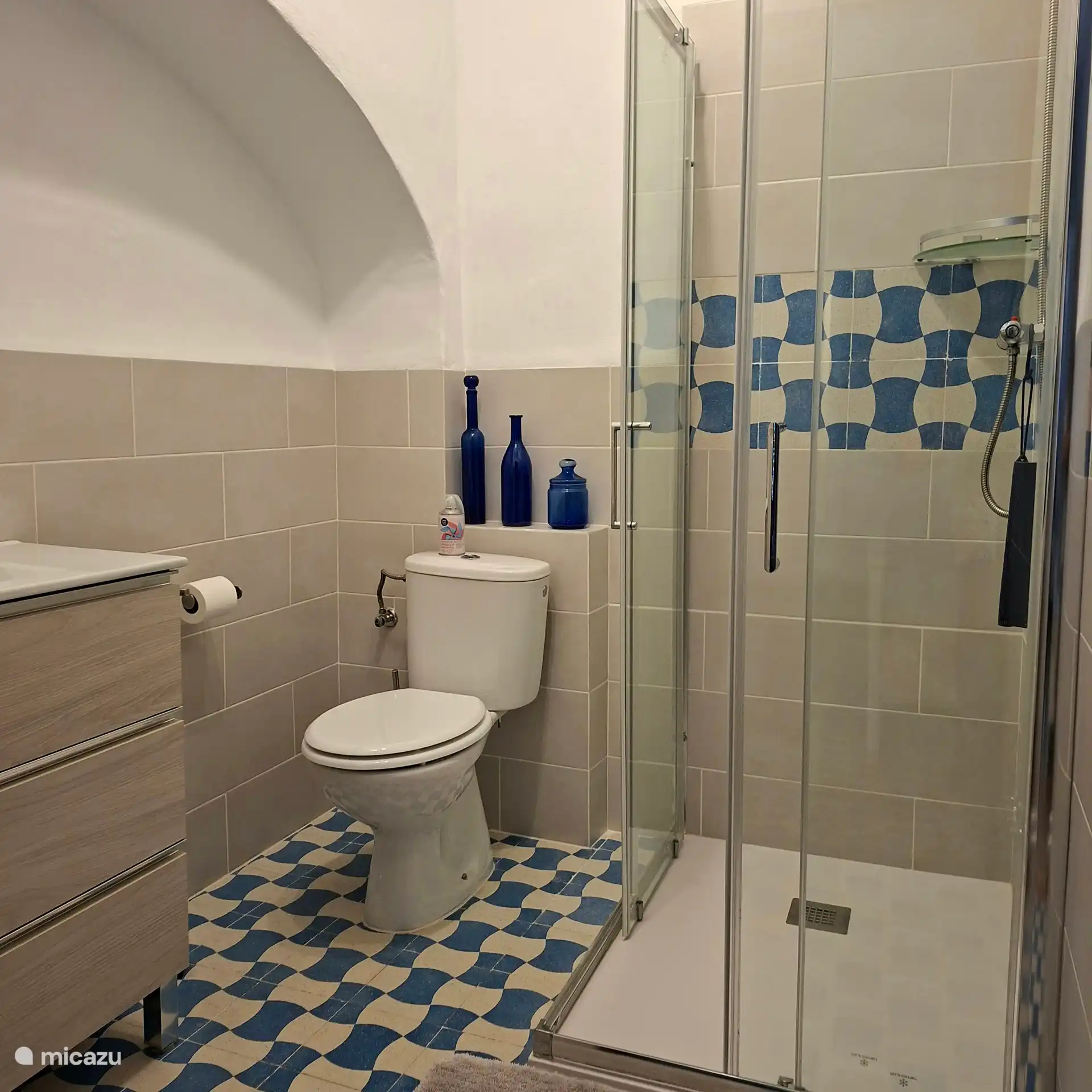 Casa Andaluz: Eigenes Badezimmer mit Dusche, Waschbecken und Toilette.