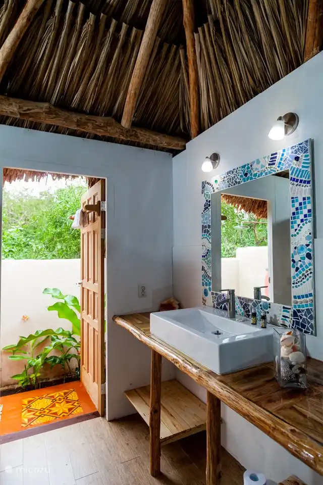 Badezimmer mit Außendusche