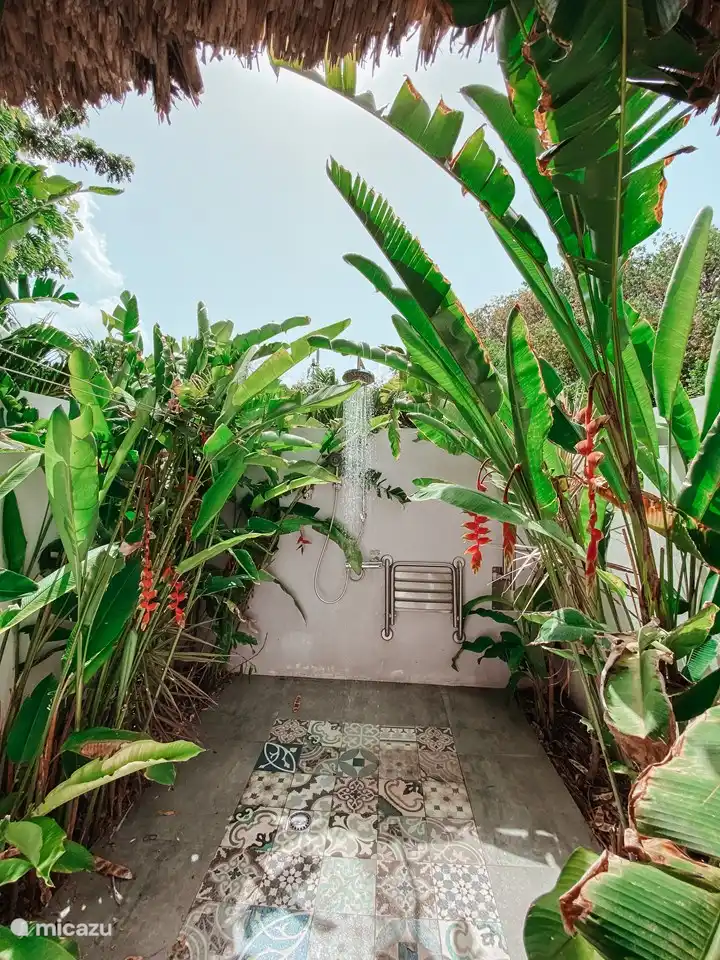 Douche extérieure accessible aux personnes en fauteuil roulant