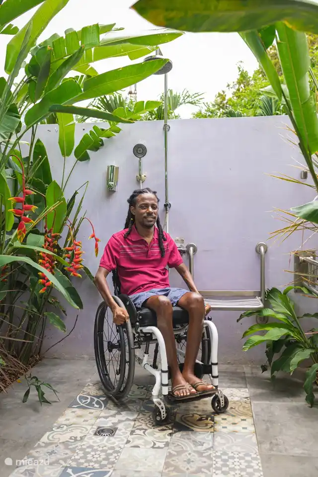 Douche extérieure accessible aux personnes en fauteuil roulant