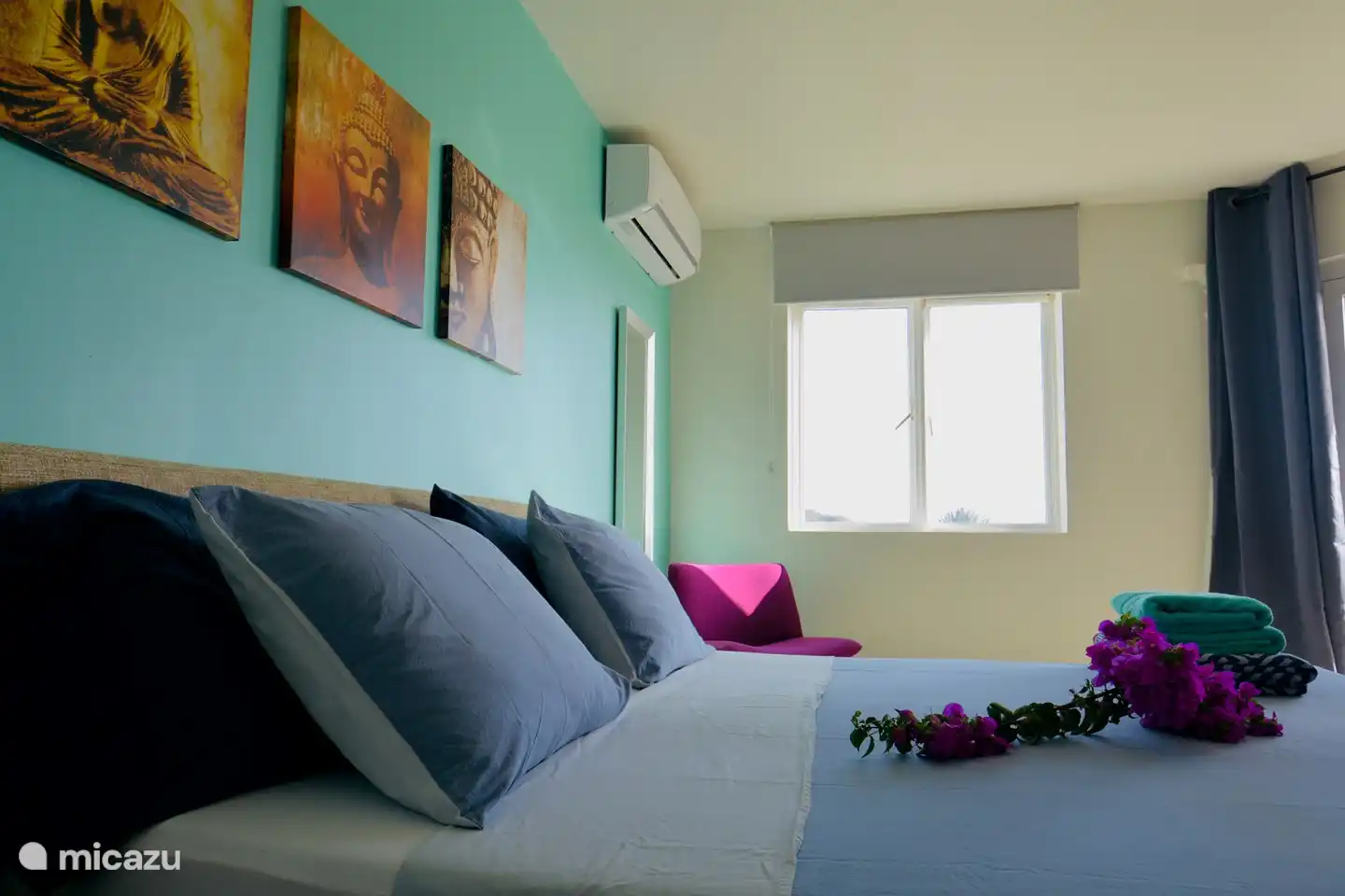 Geräumiges Schlafzimmer mit Doppelbett und Matratze