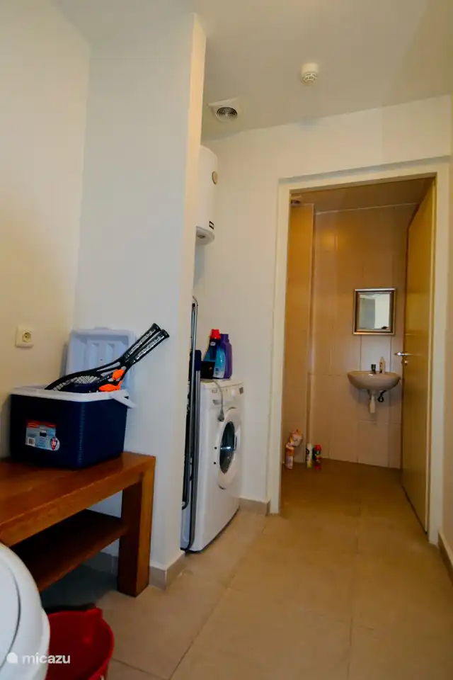 Eine Waschmaschine und ein Wäscheständer sind ebenfalls in den Apartments vorhanden