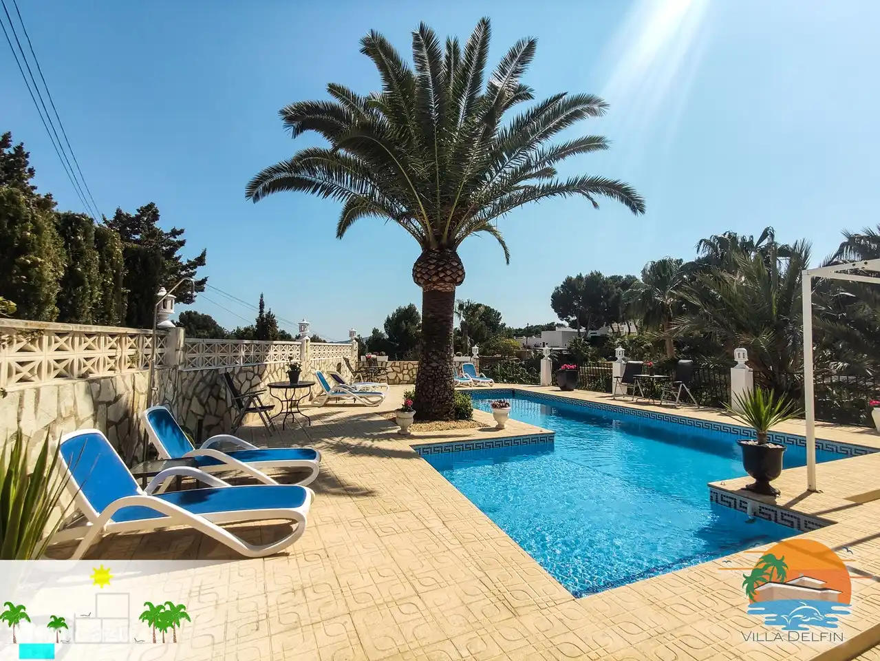 Swimmingpool mit vielen Sonnenliegen