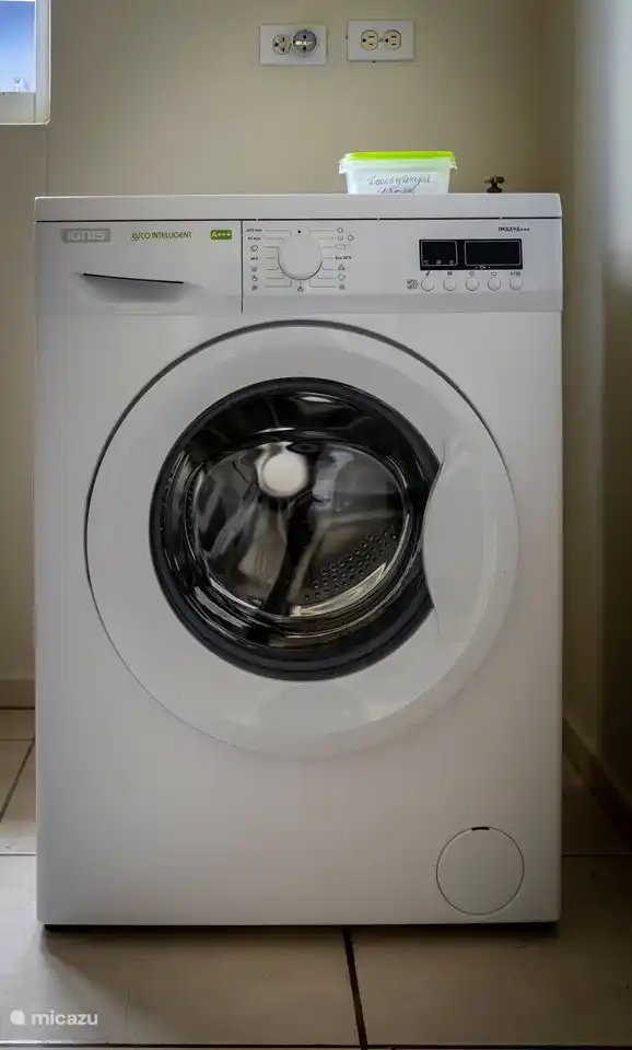 Die Villa Aliyah verfügt über einen separaten Waschraum mit einer vollautomatischen Waschmaschine.