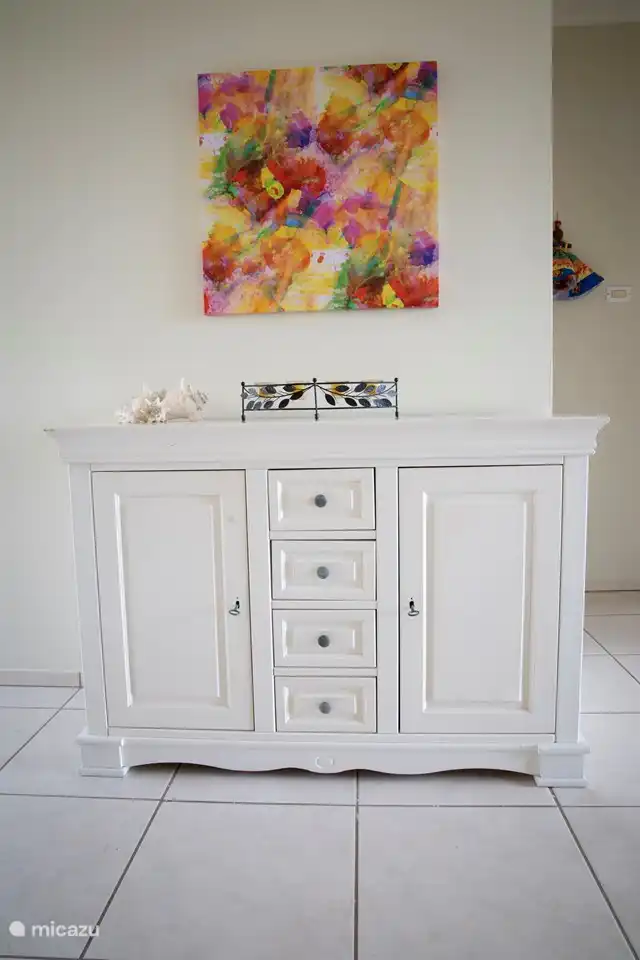 In diesem Schrank finden Sie verschiedene Spiele und Bücher.