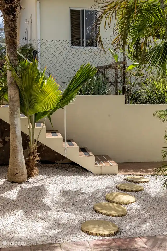 Über eine Treppe erreichen Sie das Schwimmbad auf einer höheren Terrasse.