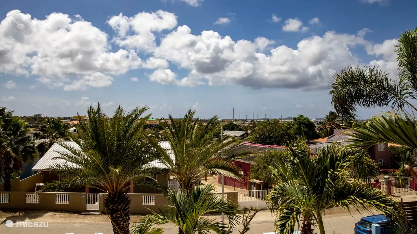 Von der oberen Etage aus haben Sie einen schönen Blick auf Willemstad mit dem berühmten Julianabrug in der Ferne.