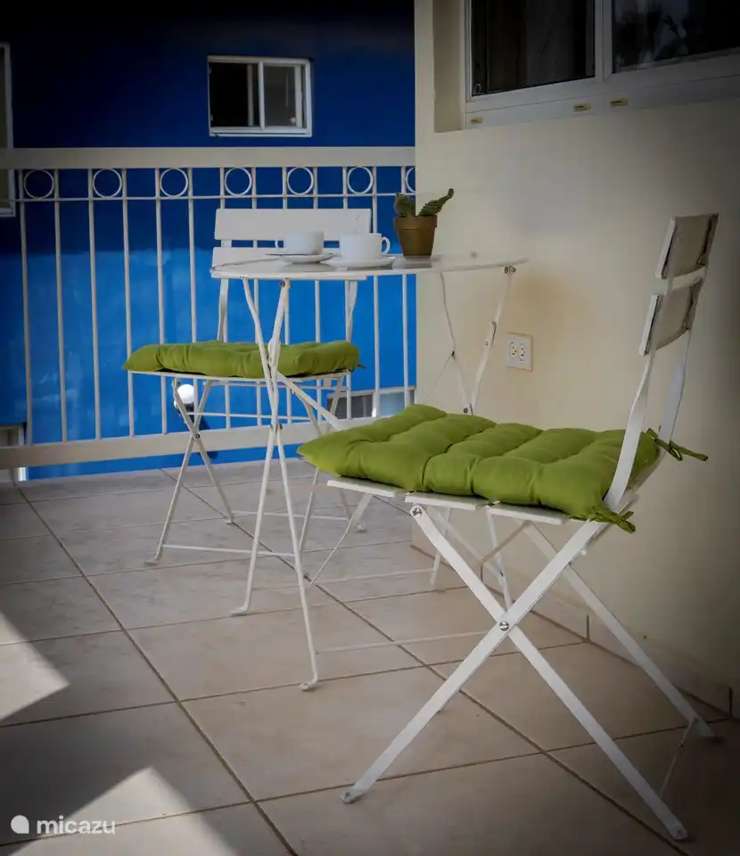 Wachen Sie morgens mit einer Tasse Kaffee auf dem Balkon auf.