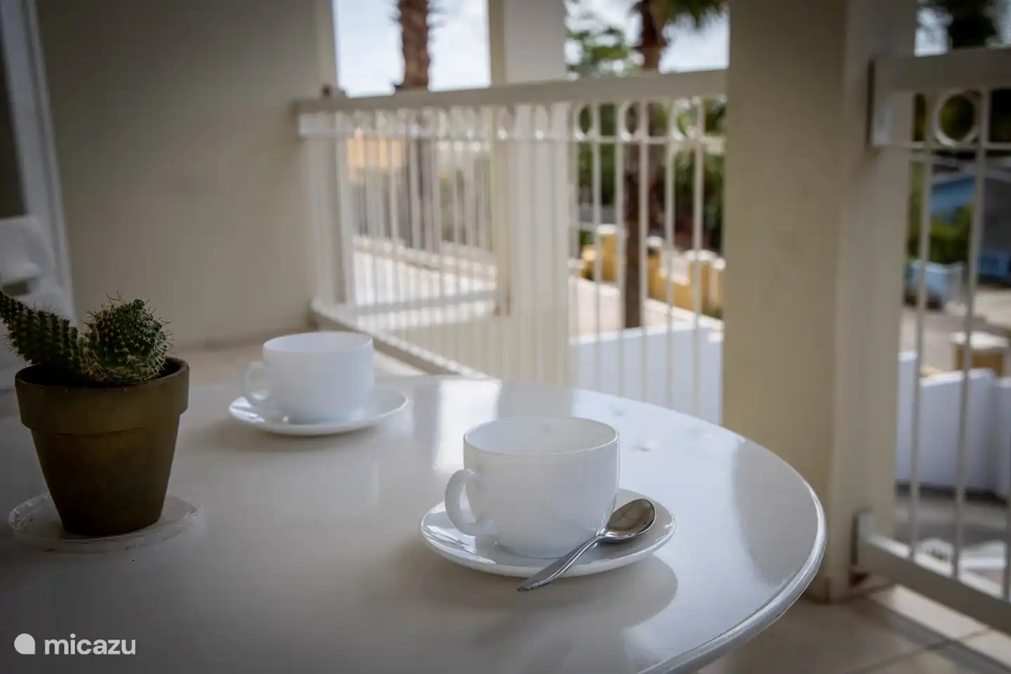 Wachen Sie morgens mit einer Tasse Kaffee auf dem Balkon auf.